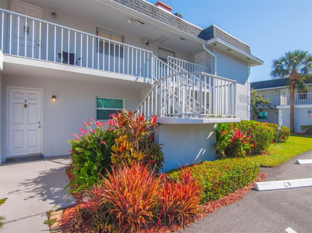 1166 6th Avenue, Unit C5 Vero Beach, FL 32960 - Photo 24 of 34 a front view of a house with a garden