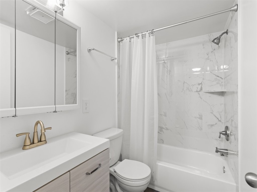 1166 6th Avenue, Unit C5 Vero Beach, FL 32960 - Photo 4 of 34 a bathroom with a sink a toilet and a bathtub