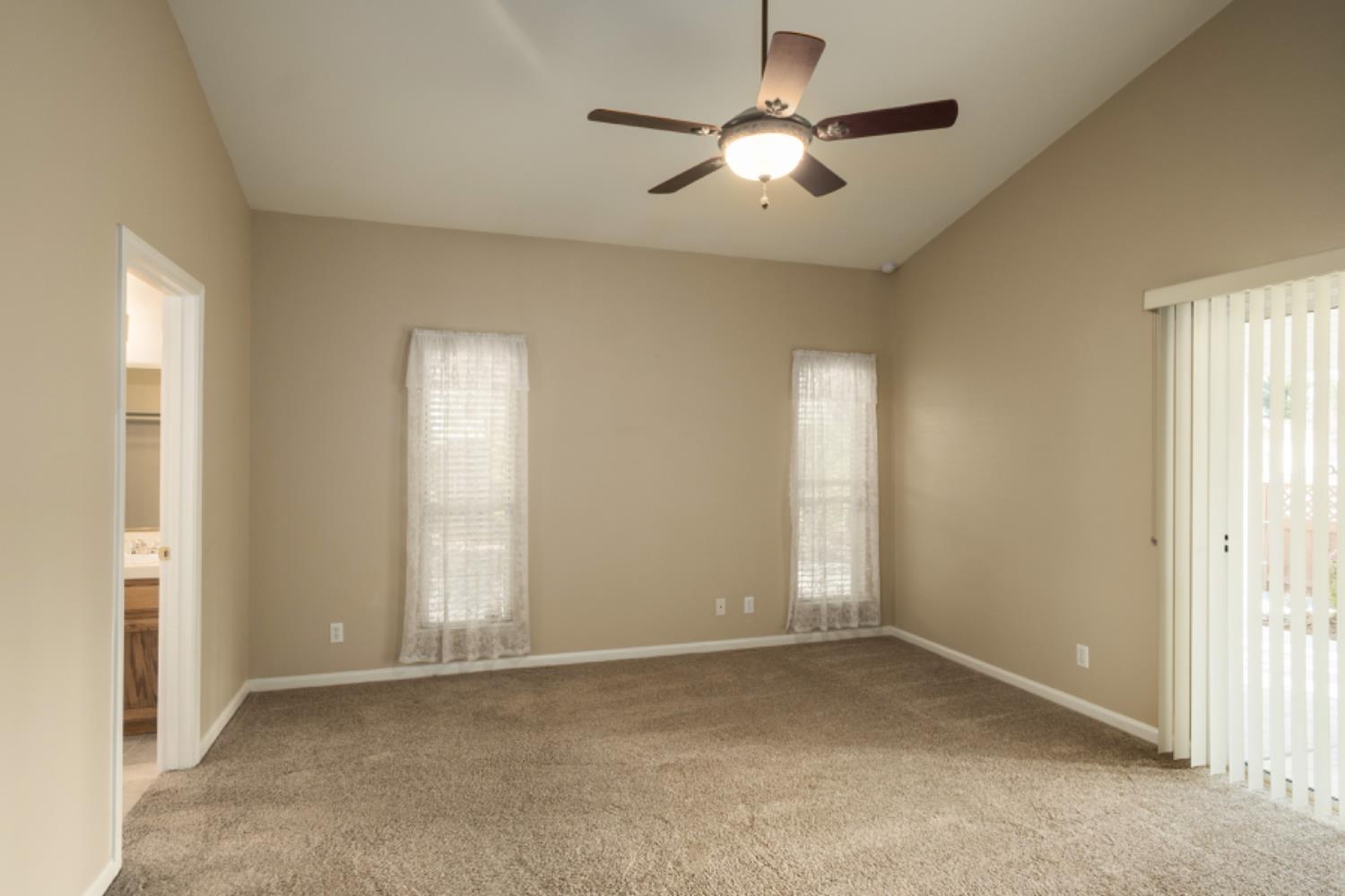 793 Applegate Avenue Clovis, CA 93611 - Photo 14 of 20 an empty room with windows and fan