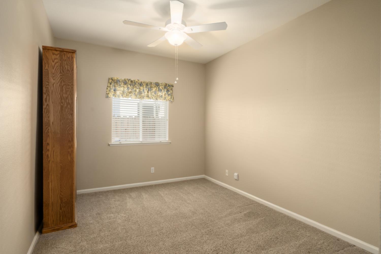 793 Applegate Avenue Clovis, CA 93611 - Photo 17 of 20 an empty room with a window