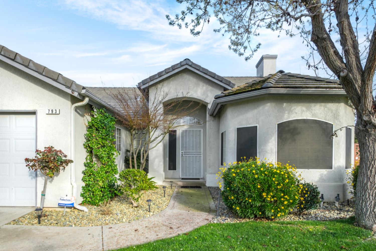 793 Applegate Avenue Clovis, CA 93611 - Photo 3 of 20 a house view with a garden space