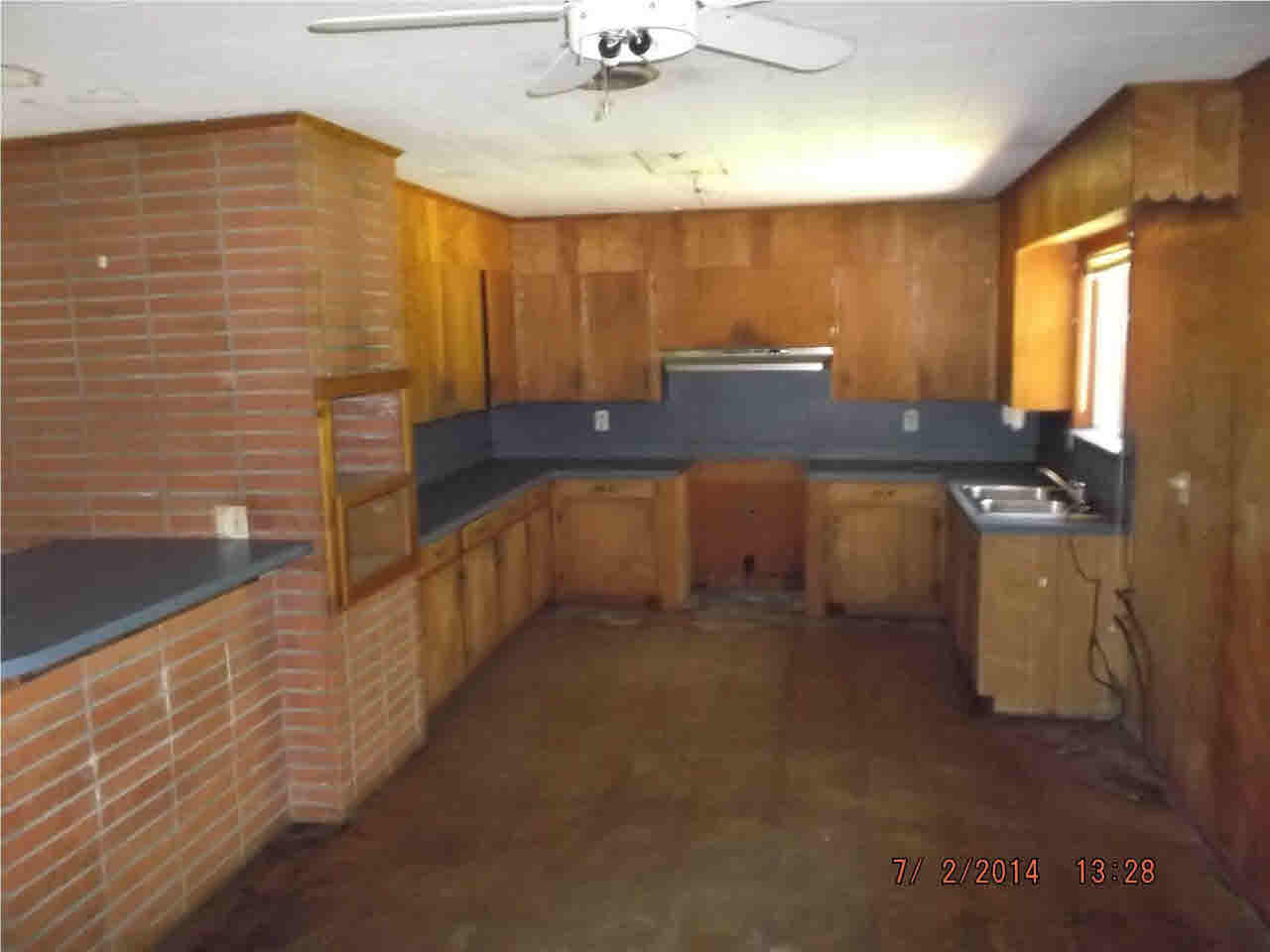 Spacious kitchen with breakfast bar