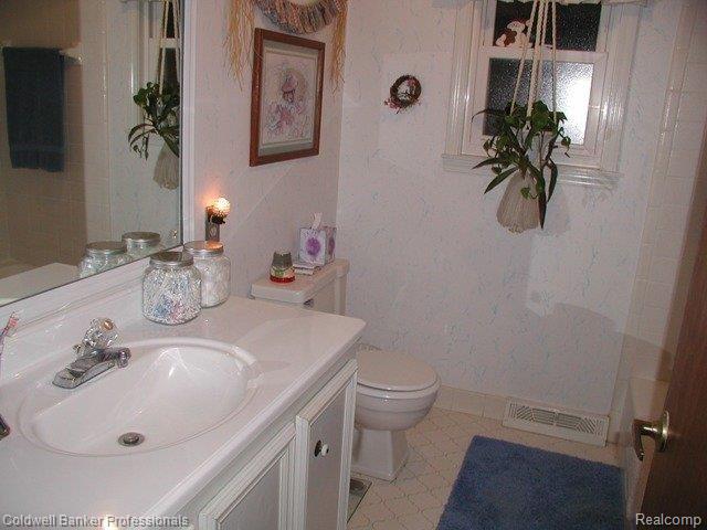 1618 Indian Road Lapeer, MI 48446 - Photo 11 of 13 1618 Indian bath