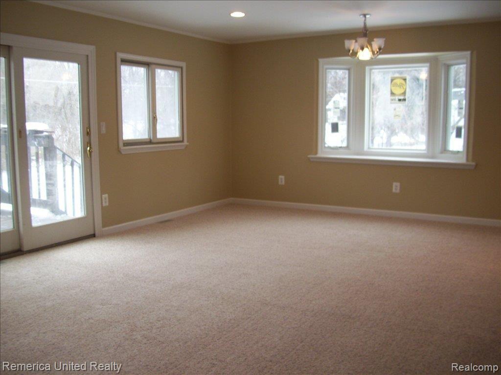 28505 Rollcrest Road Farmington, MI 48334 - Photo 5 of 12 huge 26 x16 family rm.