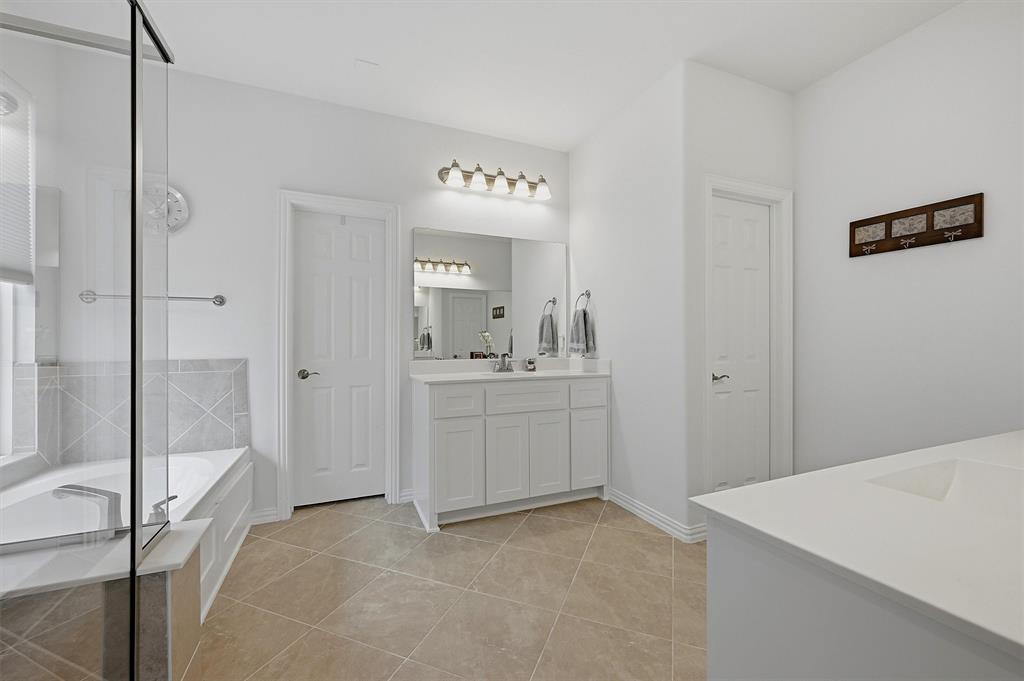 809 Violet Way Celina, TX 75009 - Photo 21 of 38 Primary Ensuite Bath