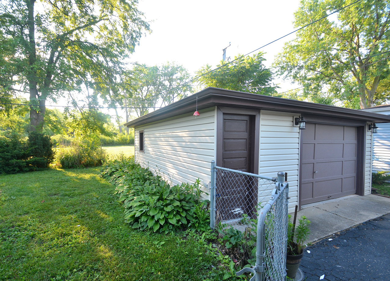 373 Nancy Lane Wheeling, IL 60090 - Photo 2 of 3 a backyard of a house with plants and large tree