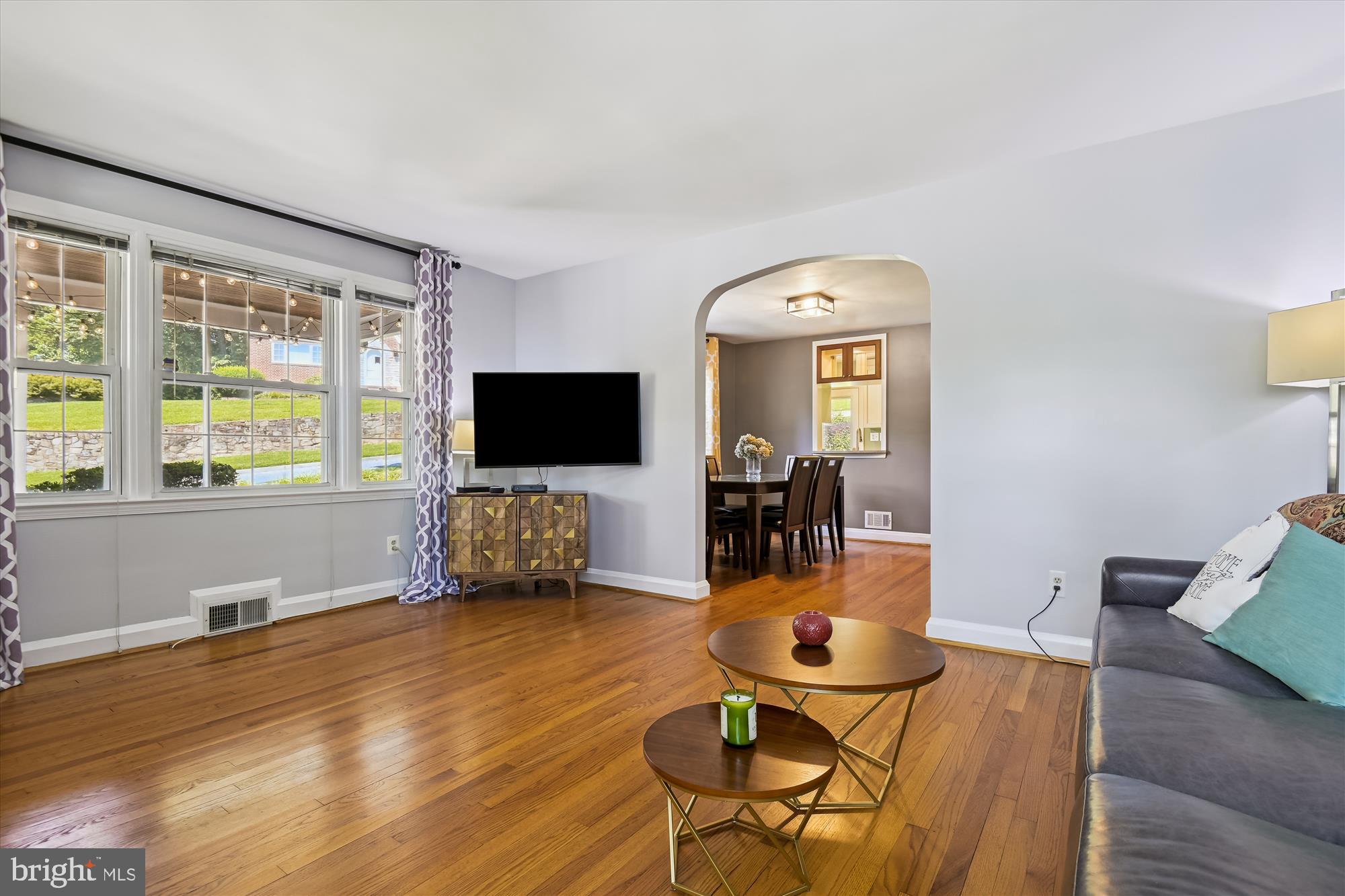 6672 Loch Hill Road Baltimore, MD 21239 - Photo 4 of 30 Living Room