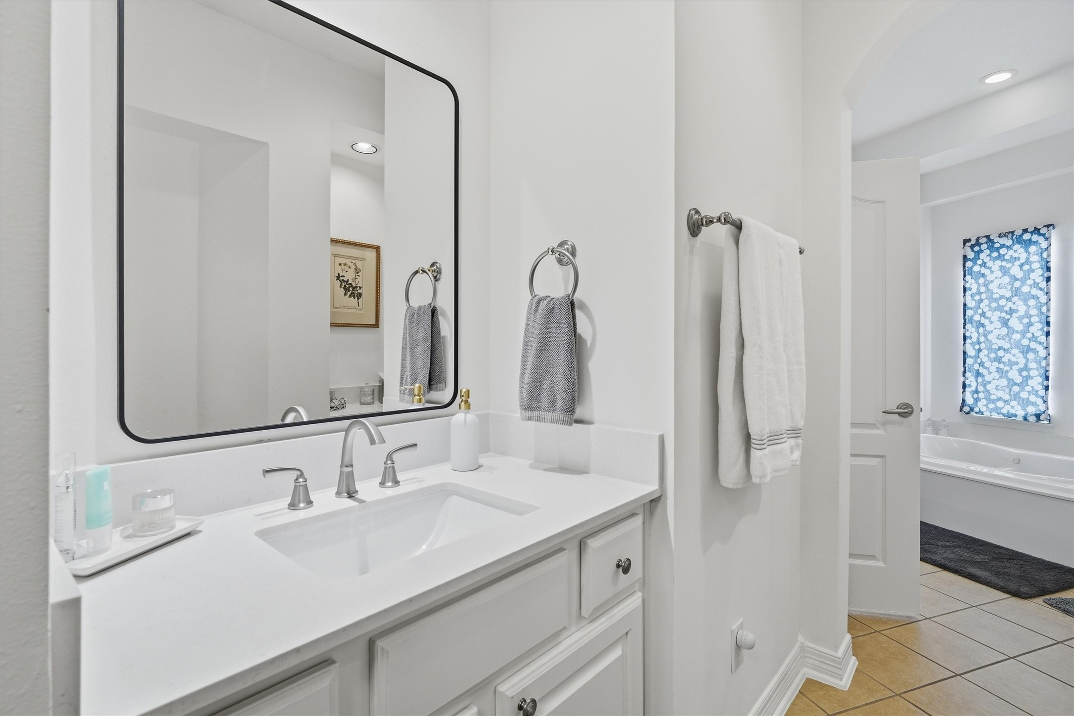 1558 Viejo Road League City, TX 77573 - Photo 13 of 28 Dual-sink vanity with updated fixtures in the primary bath.