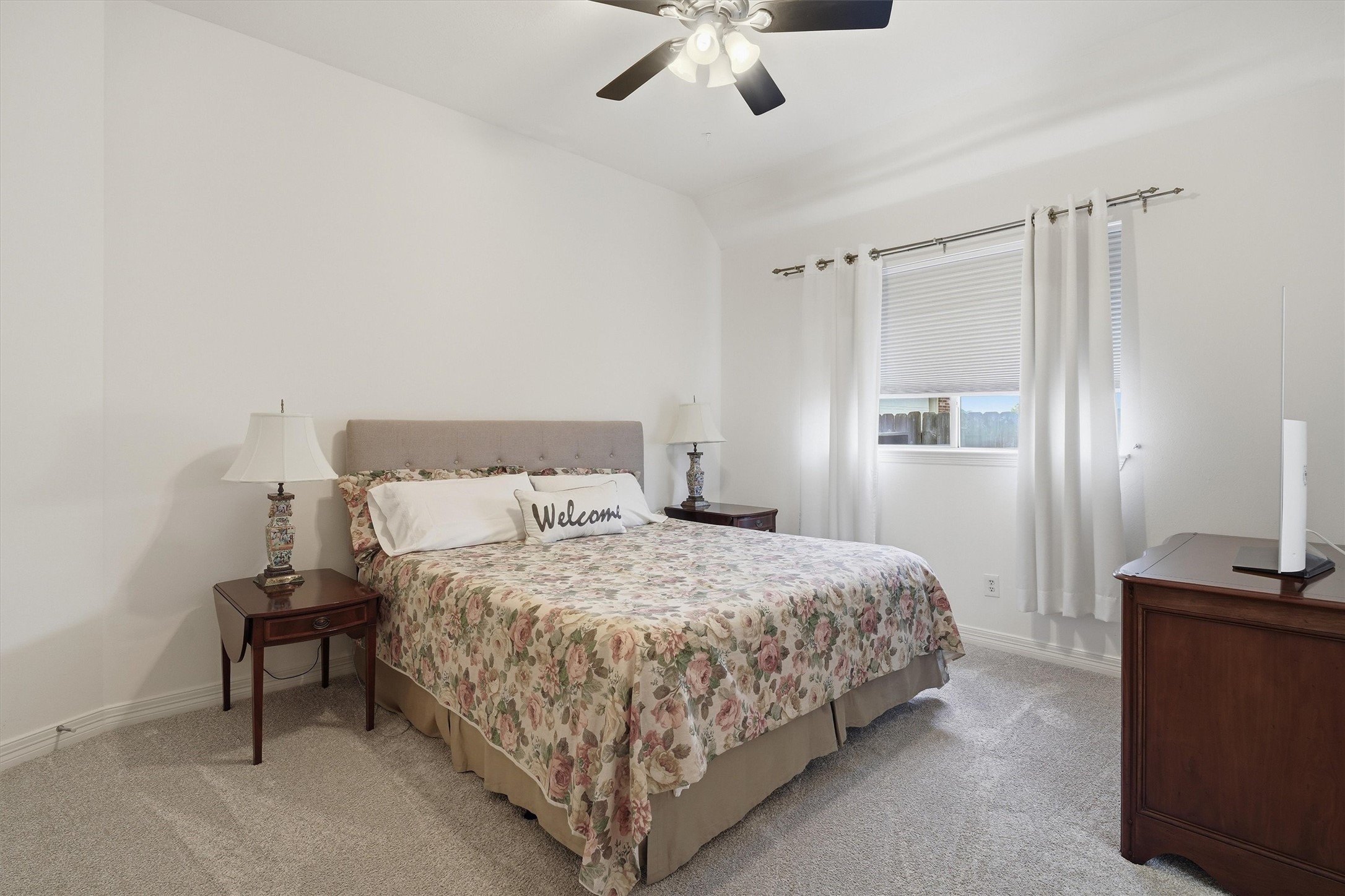 1558 Viejo Road League City, TX 77573 - Photo 17 of 28 Spacious secondary bedroom with vaulted ceiling, ceiling fan, and neutral finishes.