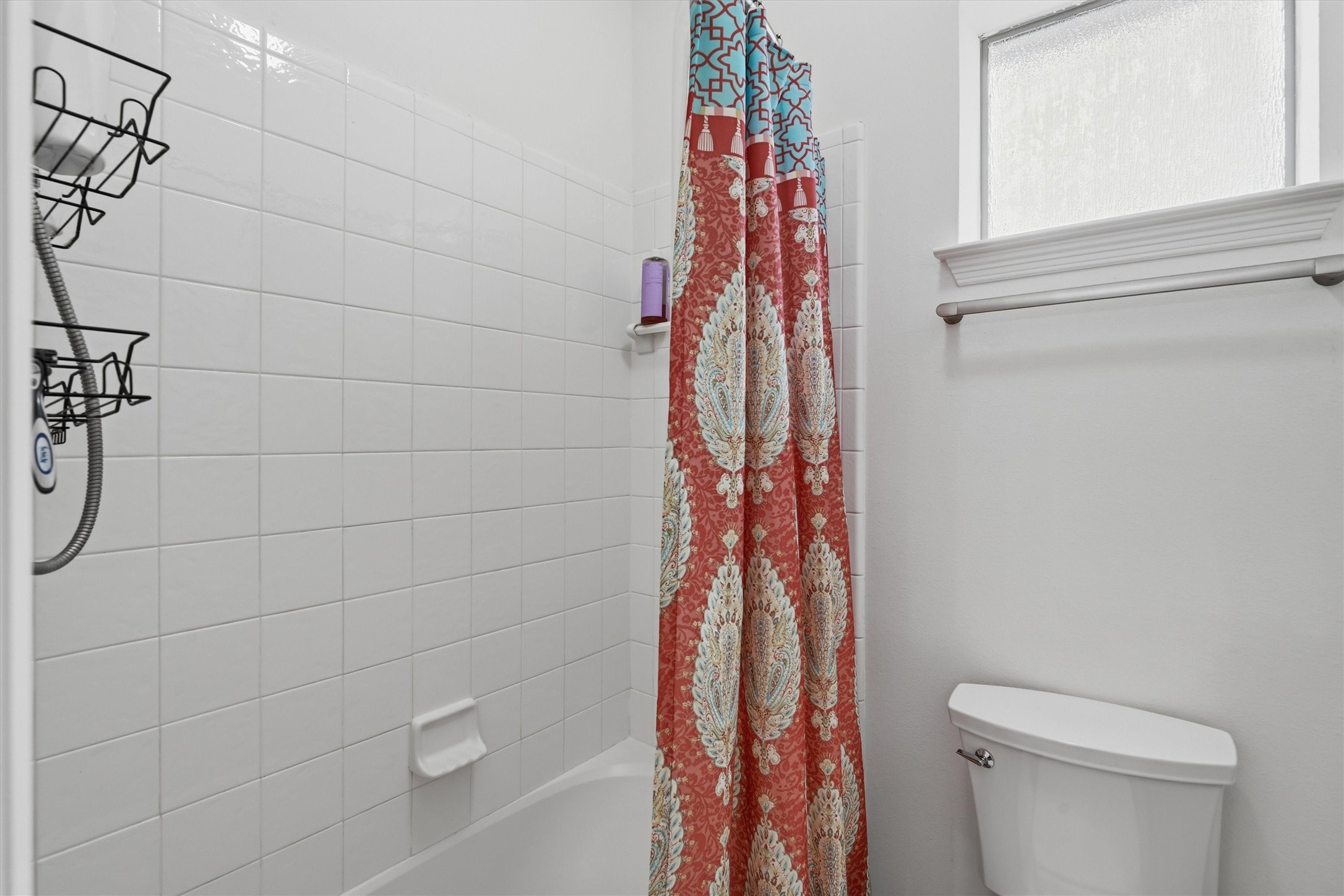 1558 Viejo Road League City, TX 77573 - Photo 20 of 28 Full secondary bath with tiled tub/shower combination and window for natural light.