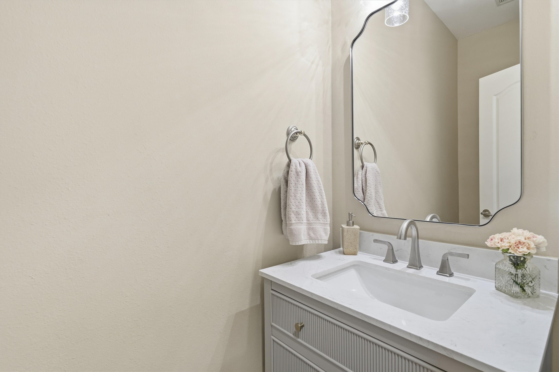 1558 Viejo Road League City, TX 77573 - Photo 24 of 28 Updated half bath featuring modern vanity and updated fixtures.