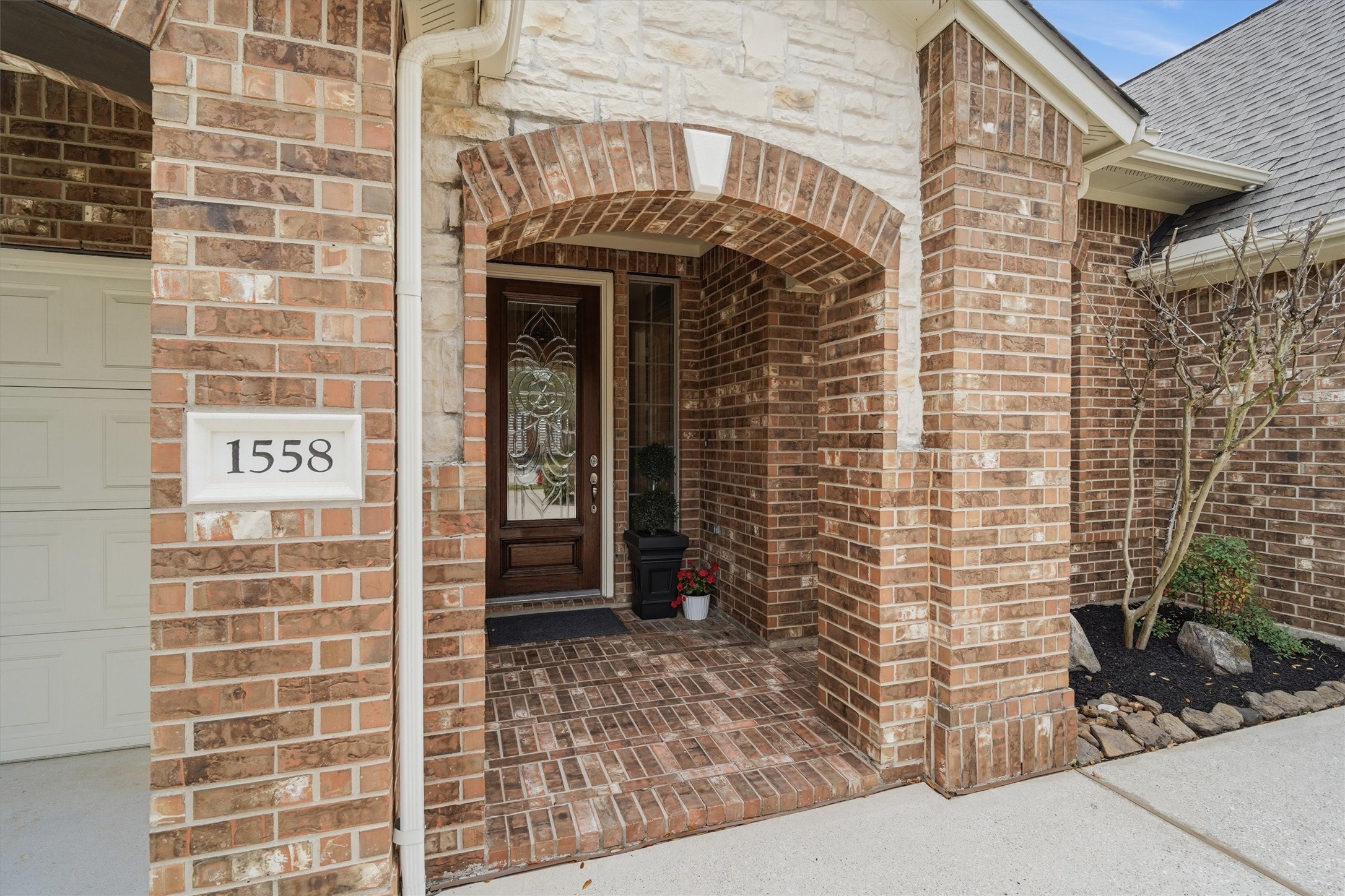 1558 Viejo Road League City, TX 77573 - Photo 3 of 28 Inviting covered front porch with arched brick entry and upgraded glass front door.