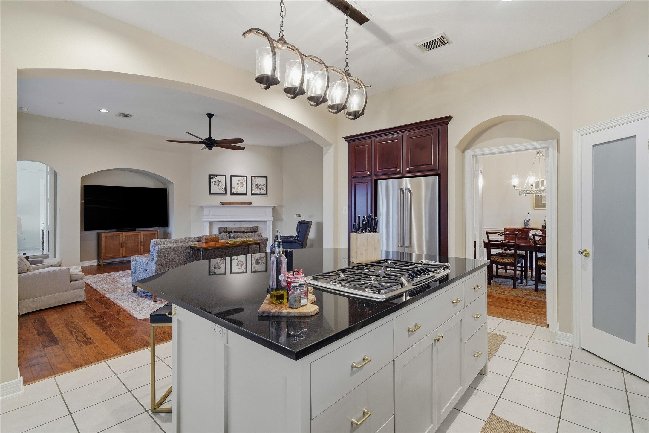 1558 Viejo Road League City, TX 77573 - Photo 7 of 28 Open kitchen with large island and seamless view into the family room which is ideal for entertaining.
