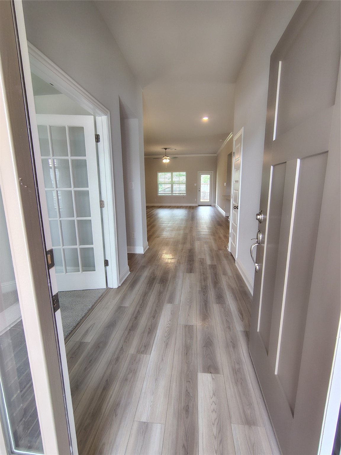 18 Gemstone Court Angleton, TX 77515 - Photo 4 of 24 OPEN CONCEPT ENTRANCE STOCK PHOTO