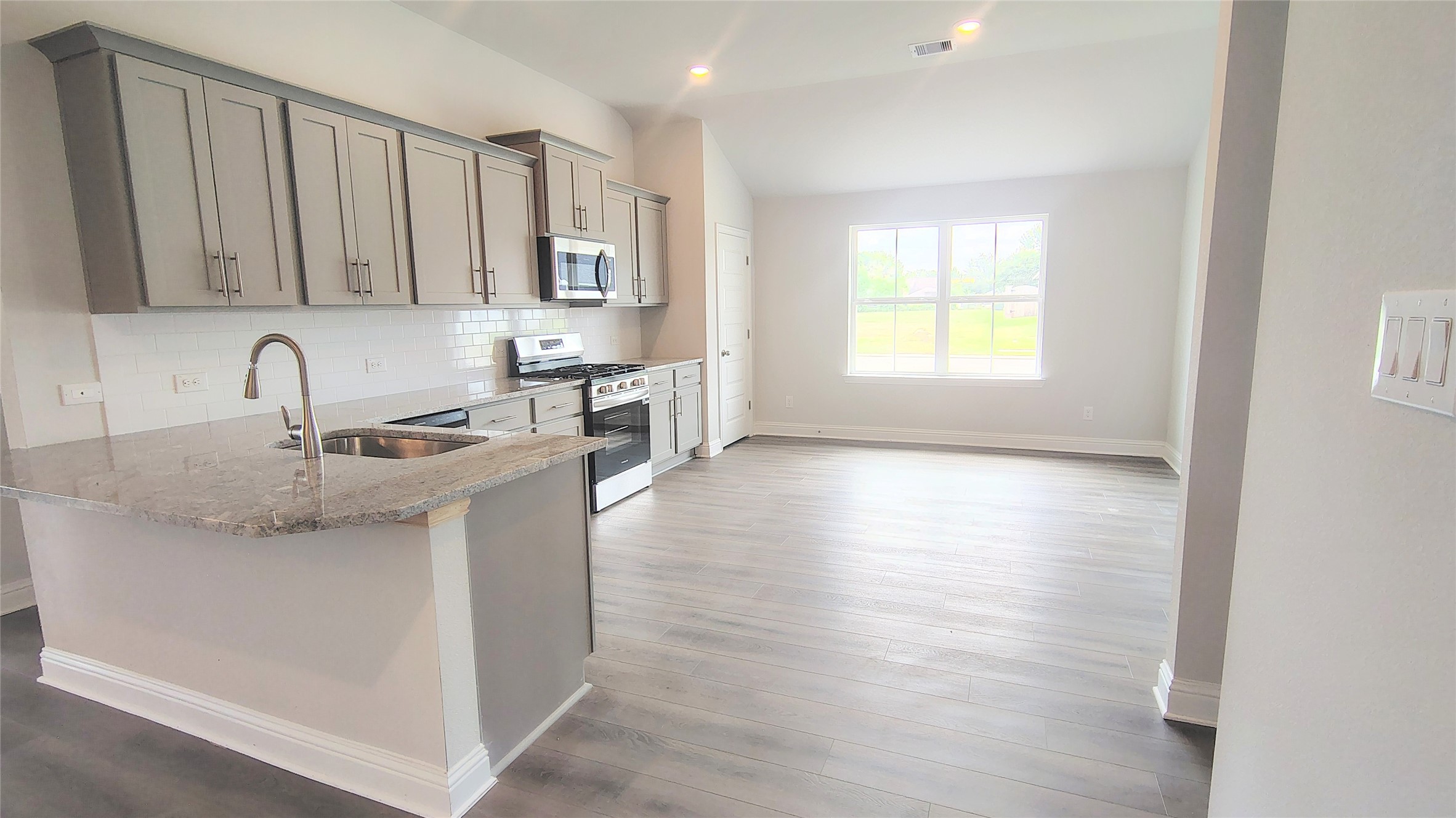 18 Gemstone Court Angleton, TX 77515 - Photo 7 of 24