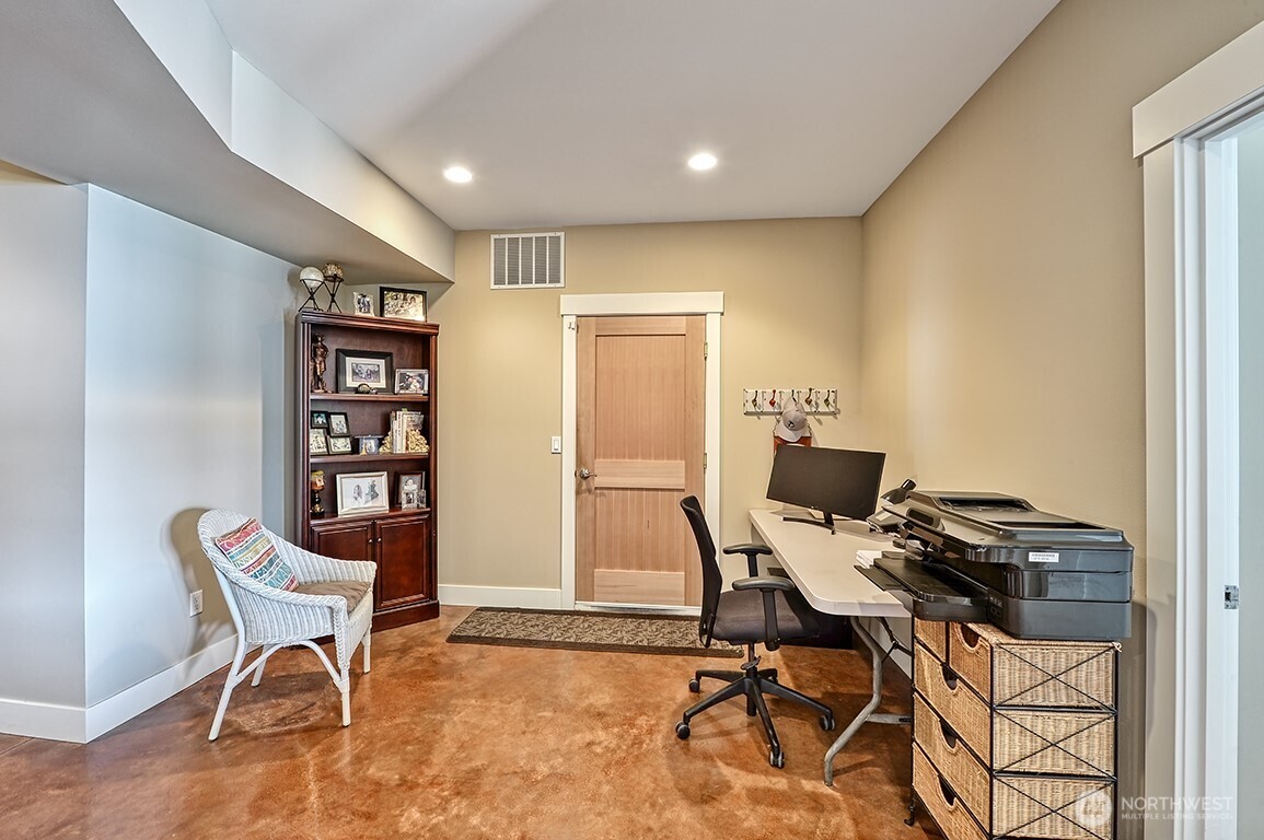 3042 North Shore Road Bellingham, WA 98226 - Photo 27 of 35 a workspace with furniture and a window