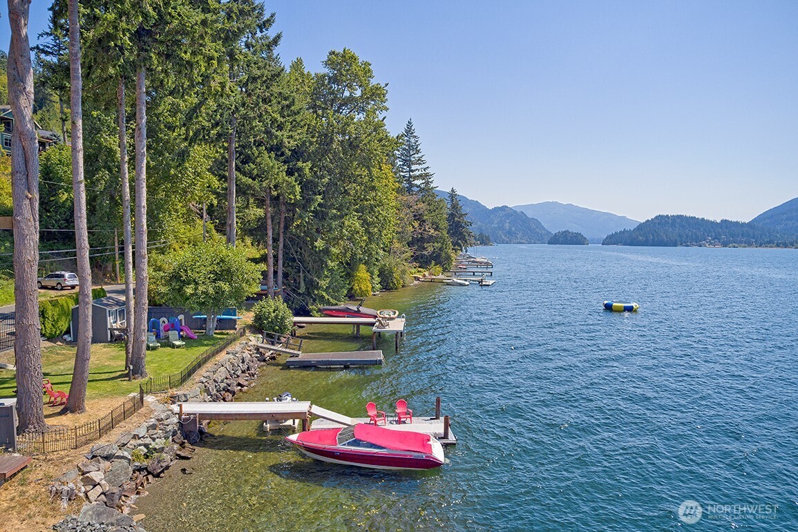 3042 North Shore Road Bellingham, WA 98226 - Photo 5 of 35 a backyard of a house with table and chairs