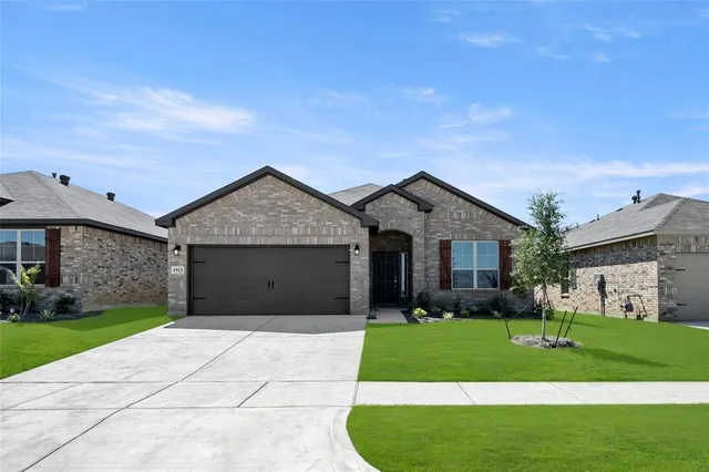 $319,900 | 1913 Seminole Drive, Cleburne, TX 76033