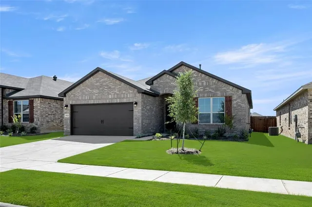 $319,900 | 1913 Seminole Drive, Cleburne, TX 76033