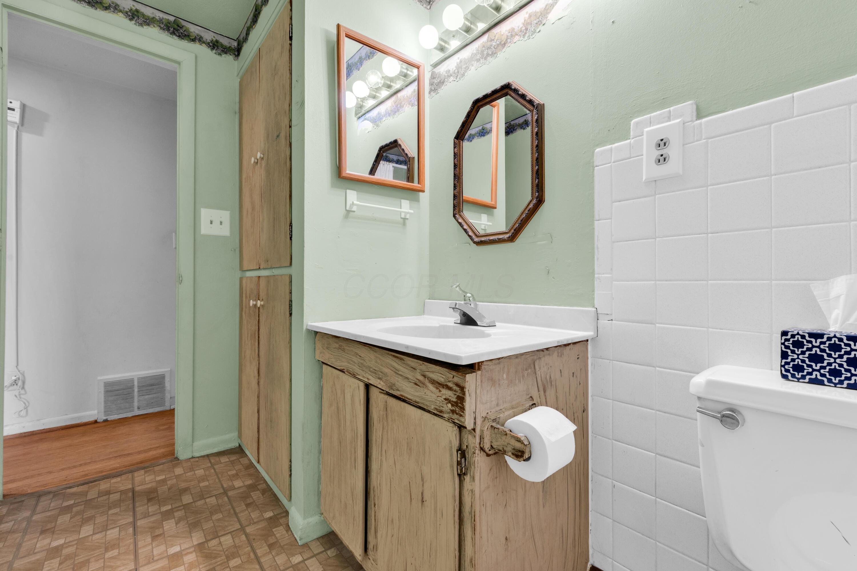 6747 Merwin Road Columbus, OH 43235 - Photo 26 of 36 Full Bath 2