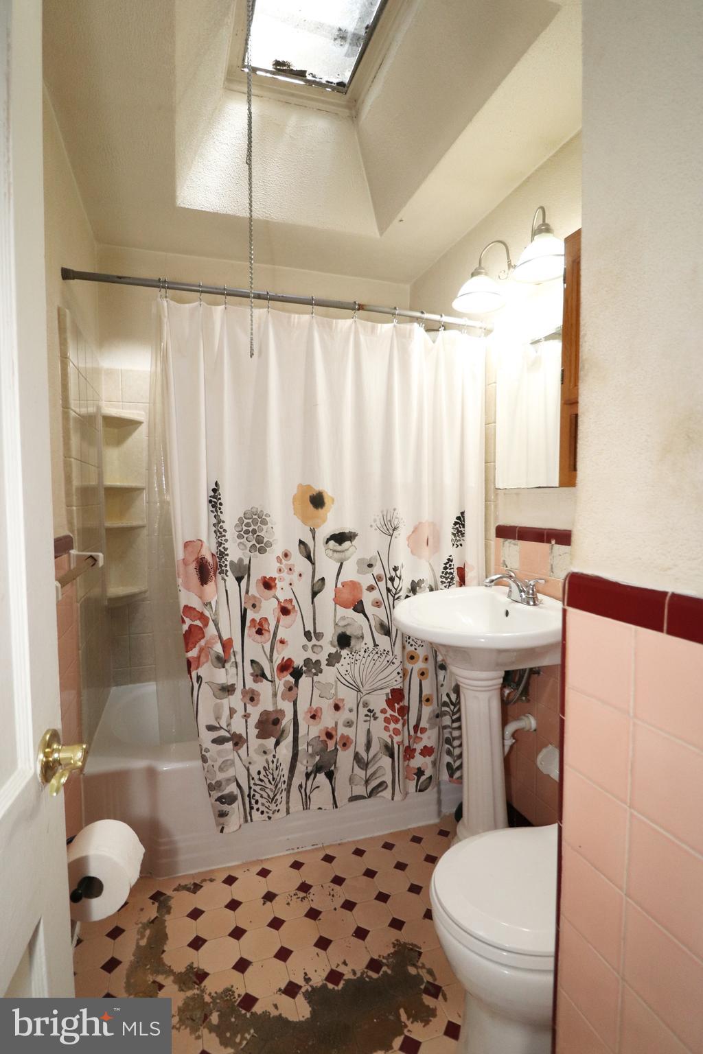 2815 Benner Street Philadelphia, PA 19149 - Photo 8 of 12 Full Bathroom