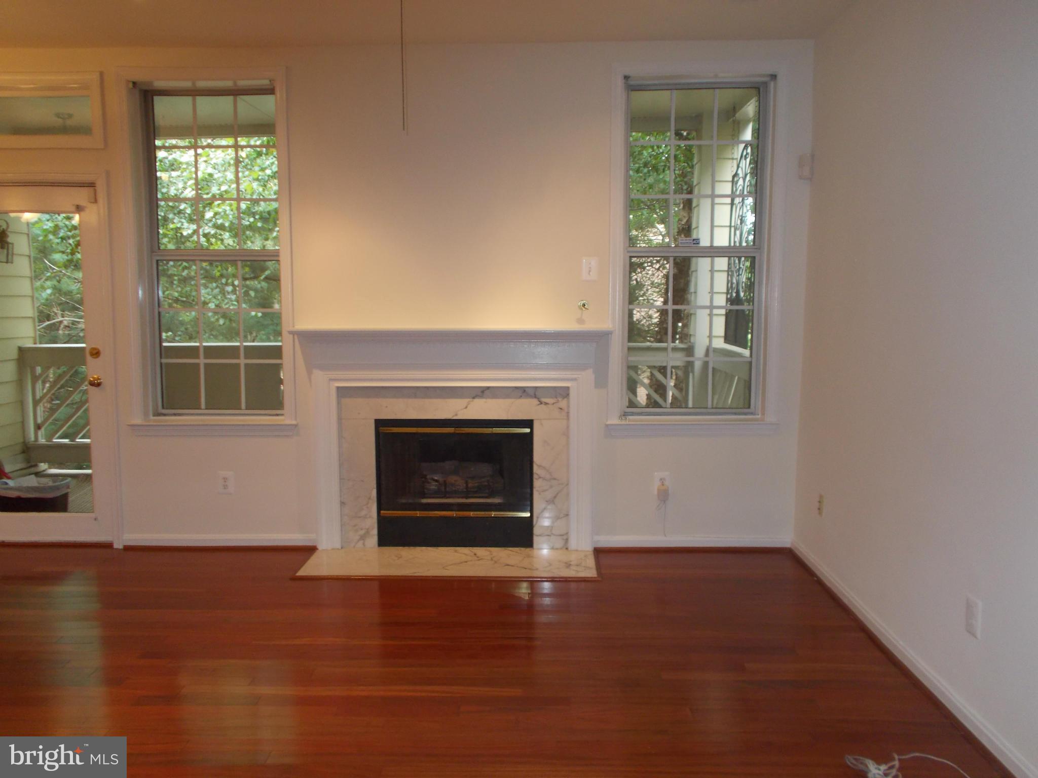 1371 Garden Wall Circle, Unit 713 Reston, VA 20194 - Photo 3 of 12 Living Room
