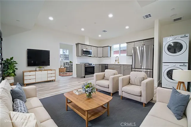 $3,250 | 2011 8th Avenue, Unit 3/4, Los Angeles, CA 90018