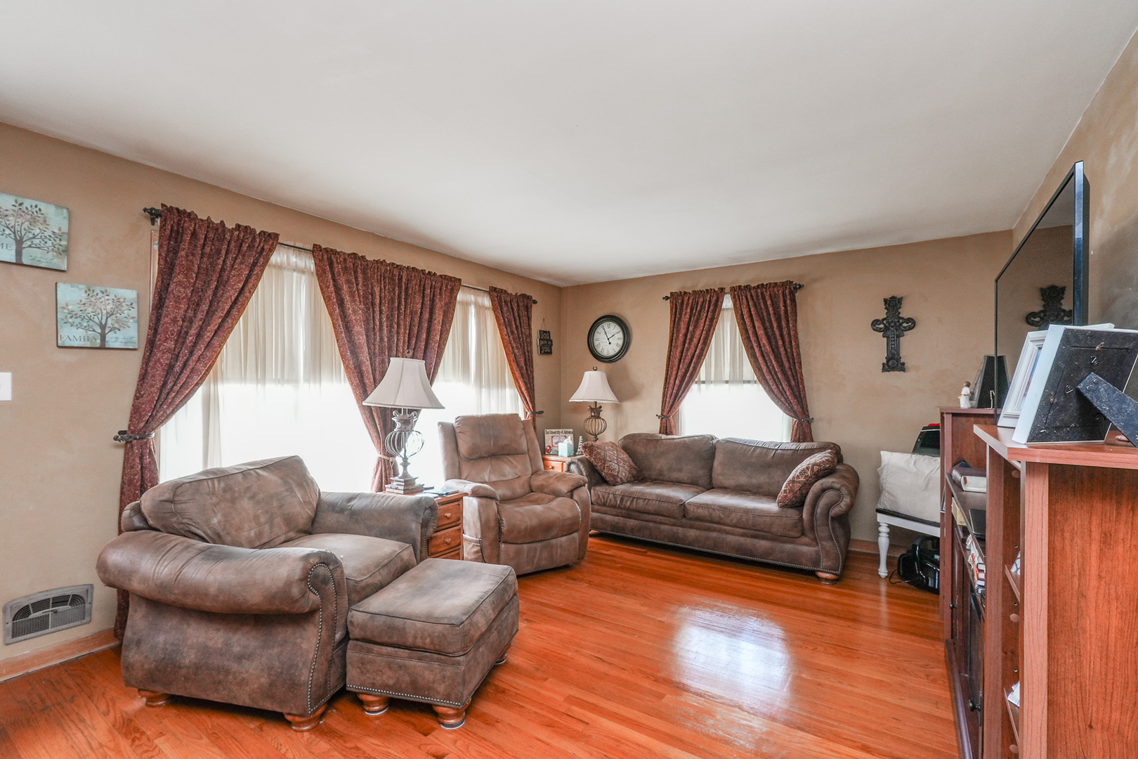 304 Ashley Avenue Bourbonnais, IL 60914 - Photo 4 of 18 a living room with furniture and a window
