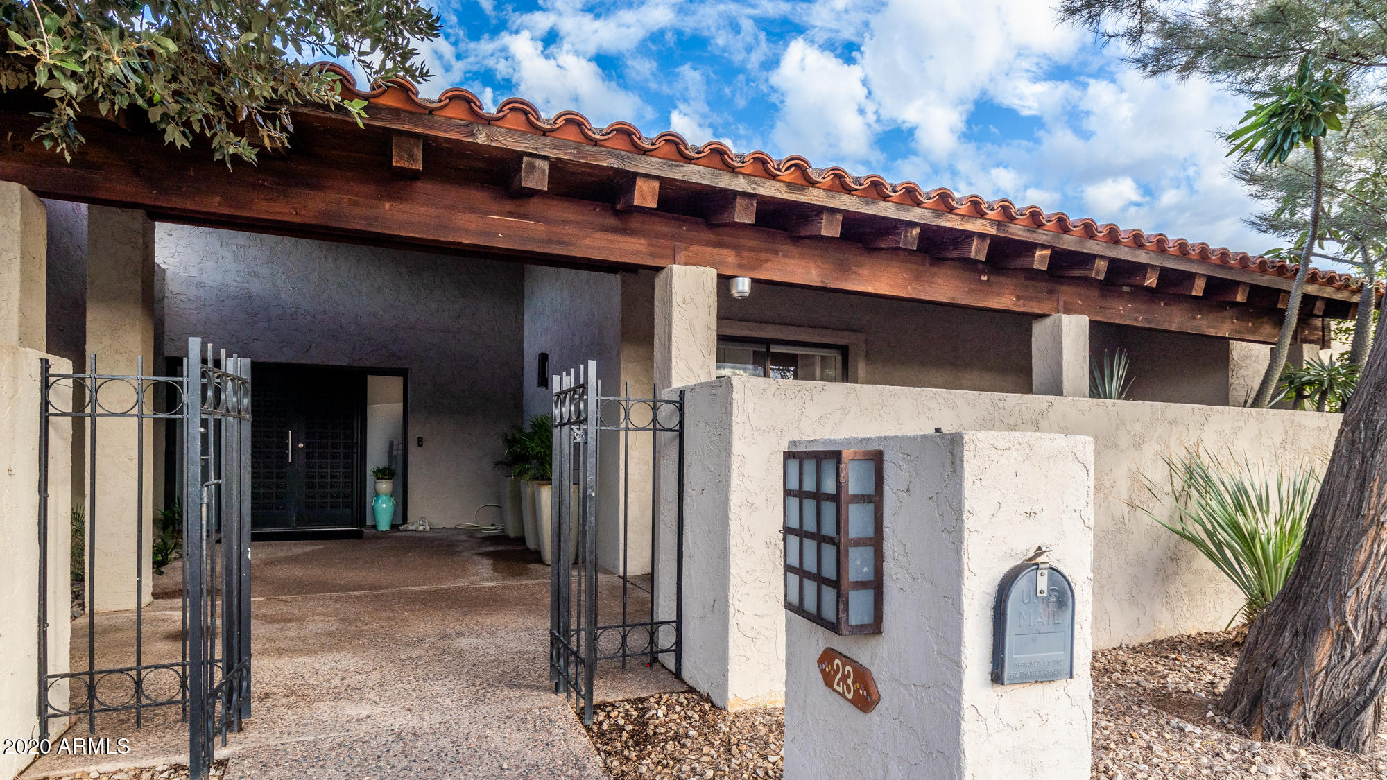6333 North Scottsdale Road, Unit 23 Scottsdale, AZ 85250 - Photo 3 of 42 Front courtyard