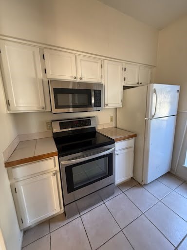 7575 Cambridge Street, Unit 1004 Houston, TX 77054 - Photo 11 of 23 a kitchen with appliances and cabinets