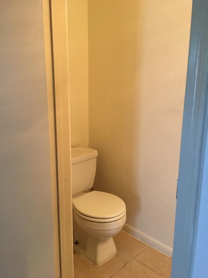 7575 Cambridge Street, Unit 1004 Houston, TX 77054 - Photo 18 of 23 a white toilet sitting next to a shower