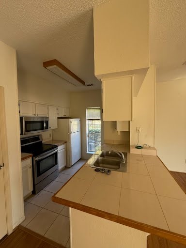 7575 Cambridge Street, Unit 1004 Houston, TX 77054 - Photo 9 of 23 a kitchen with a stove and a refrigerator
