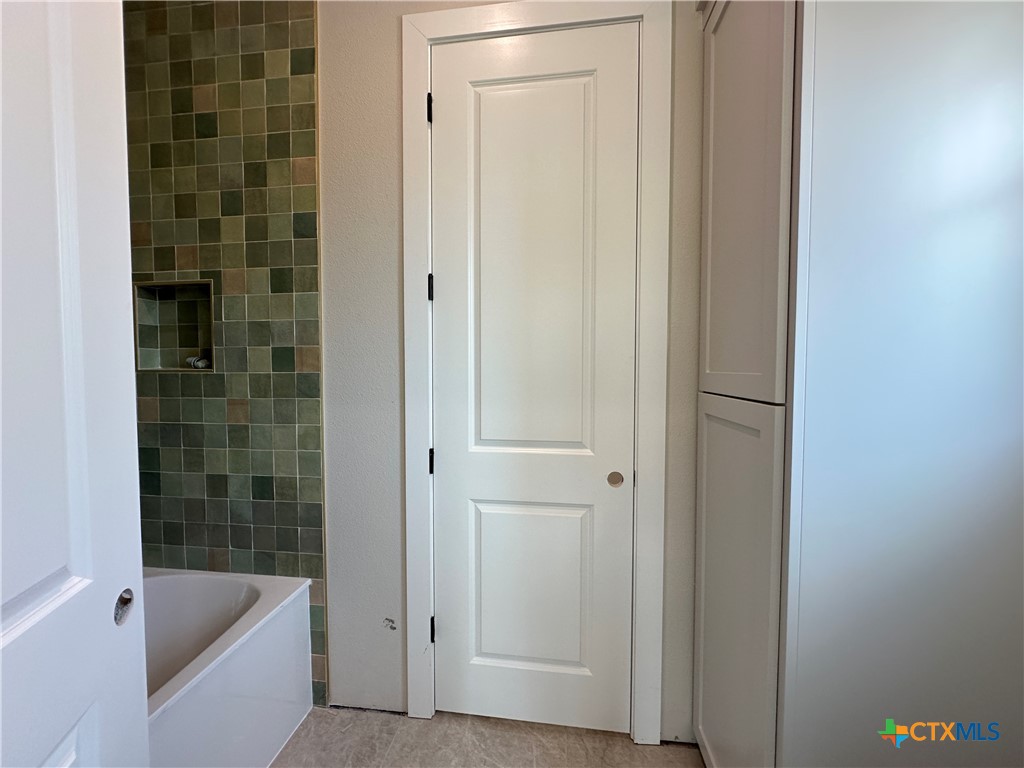418 Dos Rios Drive Belton, TX 76513 - Photo 20 of 41 a bathroom with a bathtub