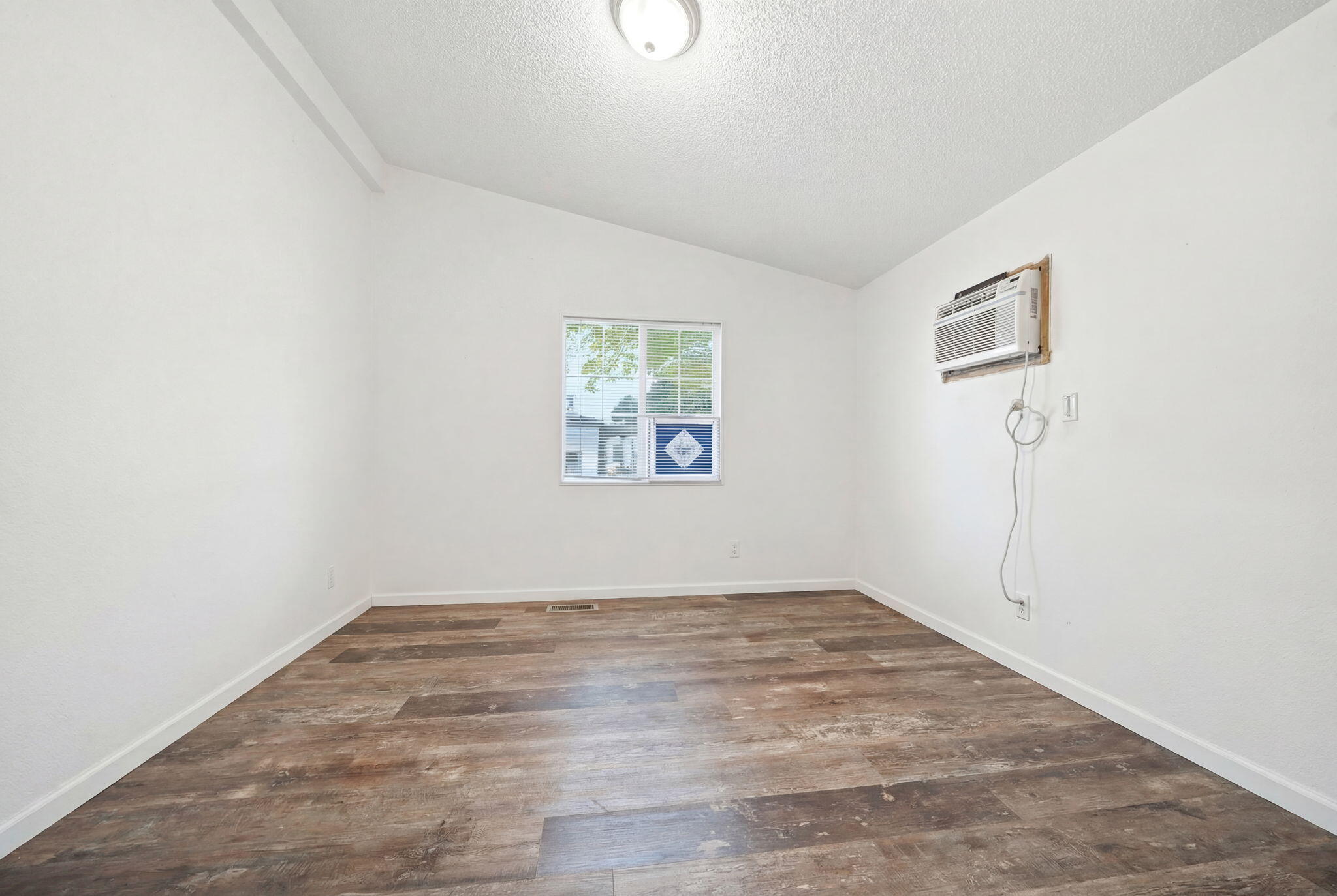 11705 Parey Avenue, Unit 7 Red Bluff, CA 96080 - Photo 22 of 34 2nd Bedroom.