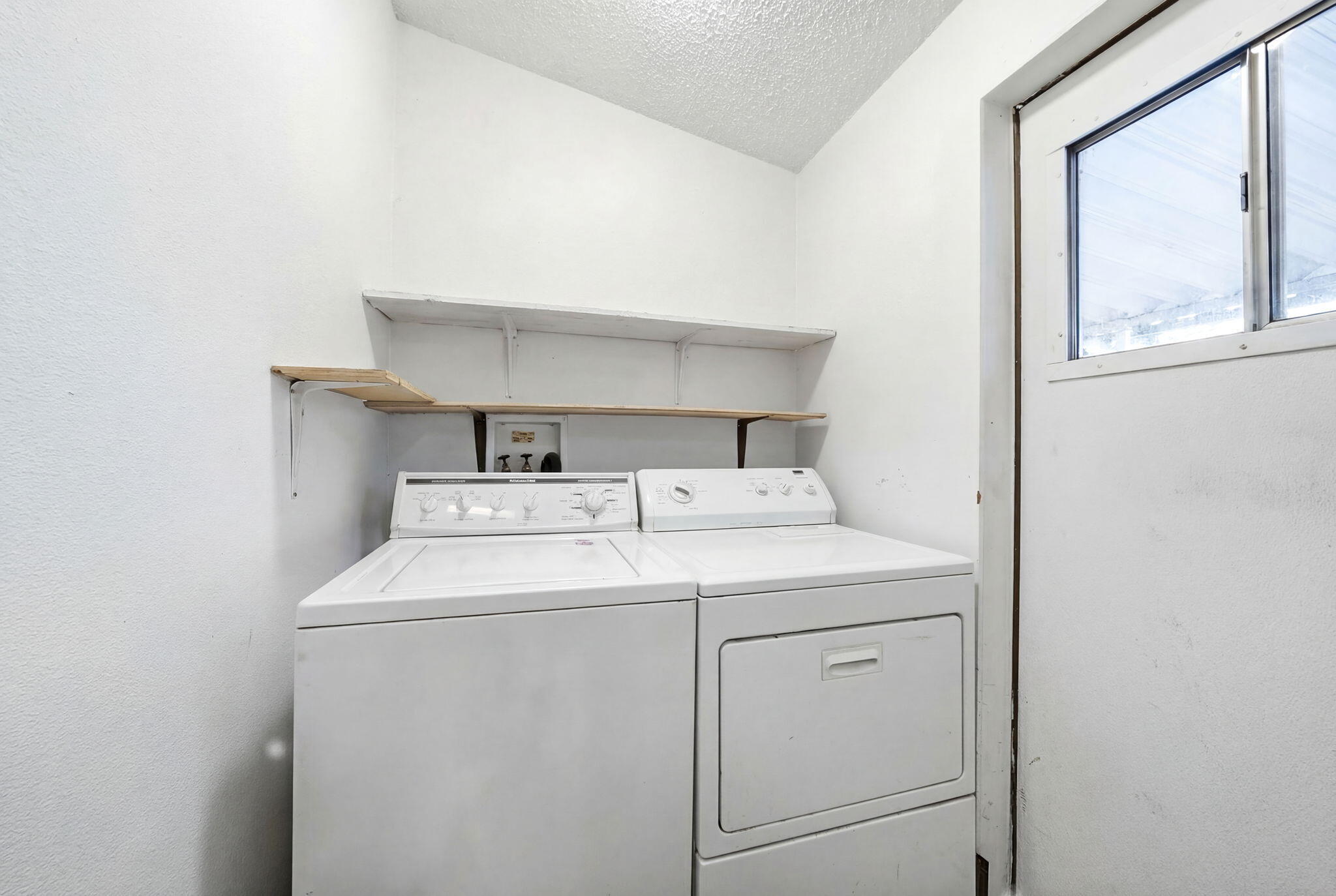 11705 Parey Avenue, Unit 7 Red Bluff, CA 96080 - Photo 34 of 34 a utility room with dryer and washer