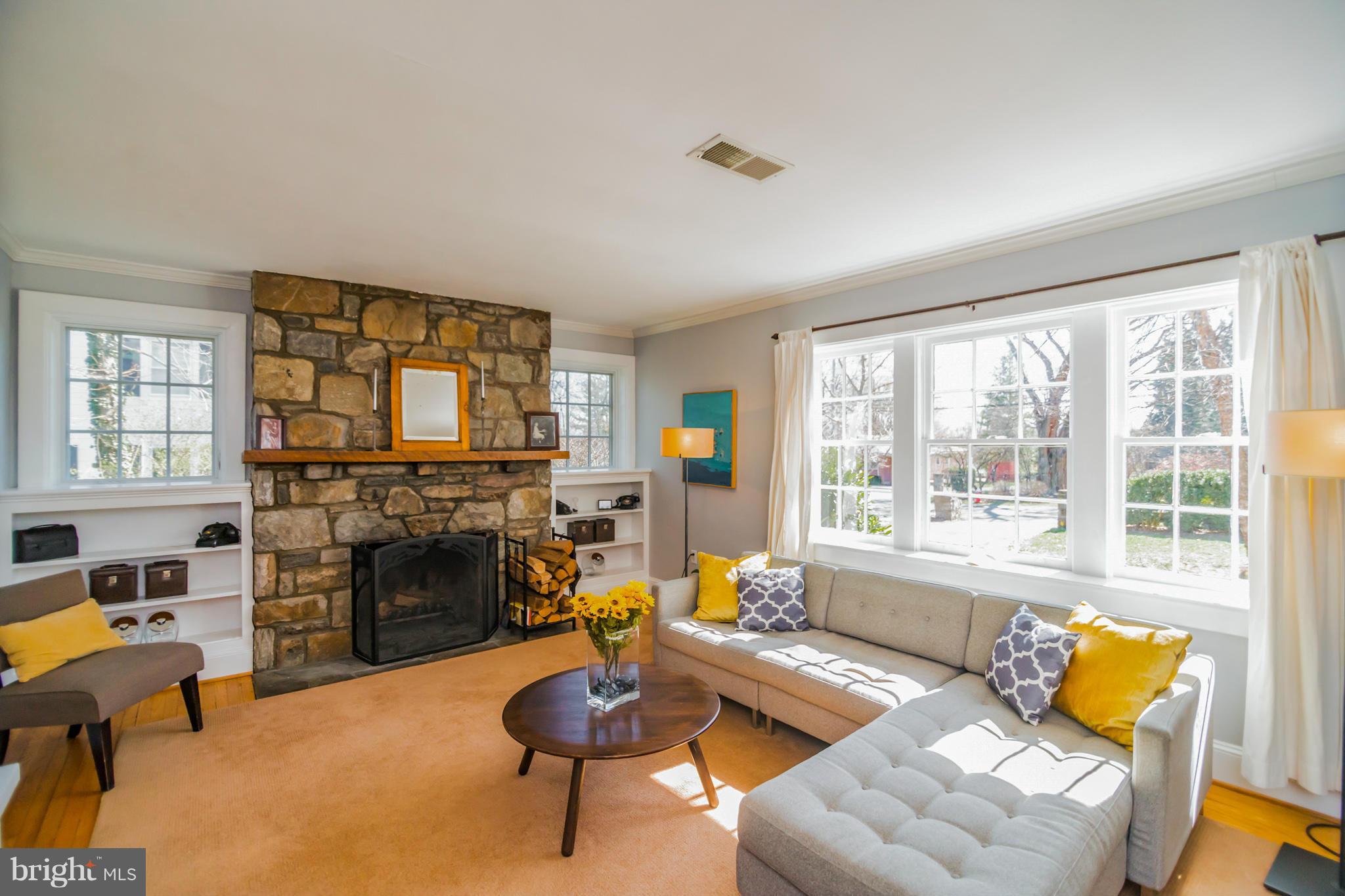 308 Edwards Ferry Road Northeast Leesburg, VA 20176 - Photo 7 of 30 Living Room