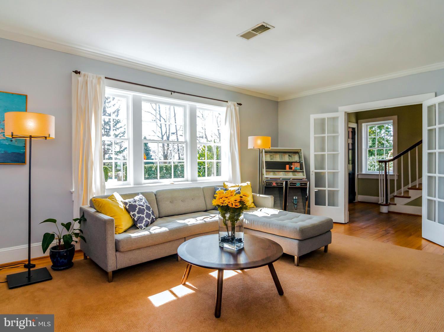308 Edwards Ferry Road Northeast Leesburg, VA 20176 - Photo 8 of 30 Living Room