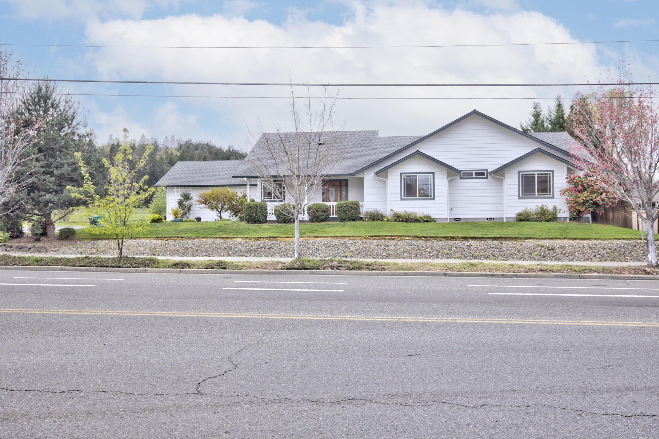1507 West Harbeck Road Grants Pass, OR 97527 - Photo 4 of 27 0R1A6241_2_3_4_5