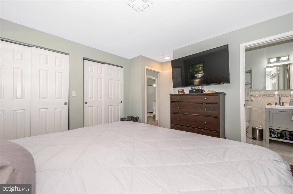 2208 Muskogee Street Adelphi, MD 20783 - Photo 34 of 71 a bedroom with a bed and a television
