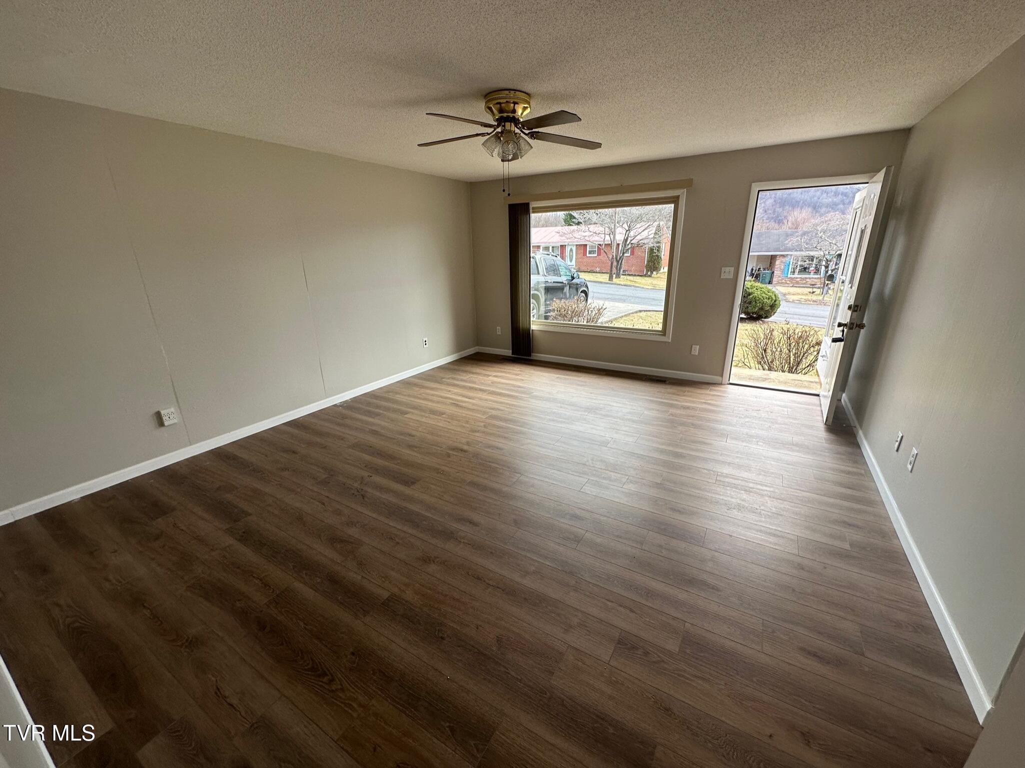 509 Bingham Street Elizabethton, TN 37643 - Photo 2 of 9 IMG_2428