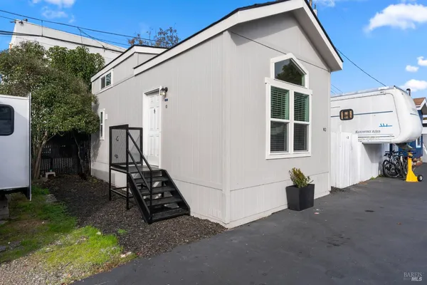 a view of a house with backyard
