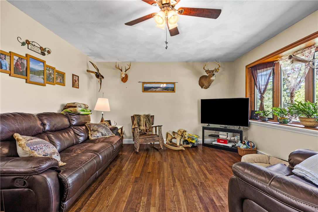 839 Crowley Road Farmington, NY 14425 - Photo 6 of 43 Family Room
