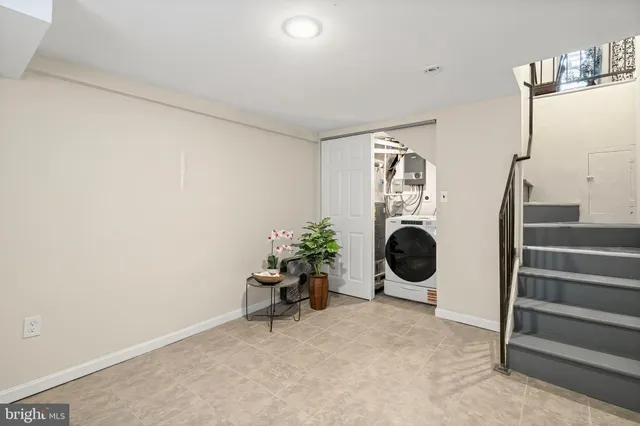 a view of entryway with washer and dryer