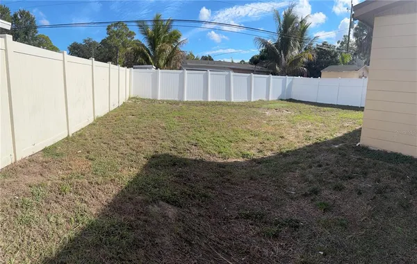 a view of a backyard