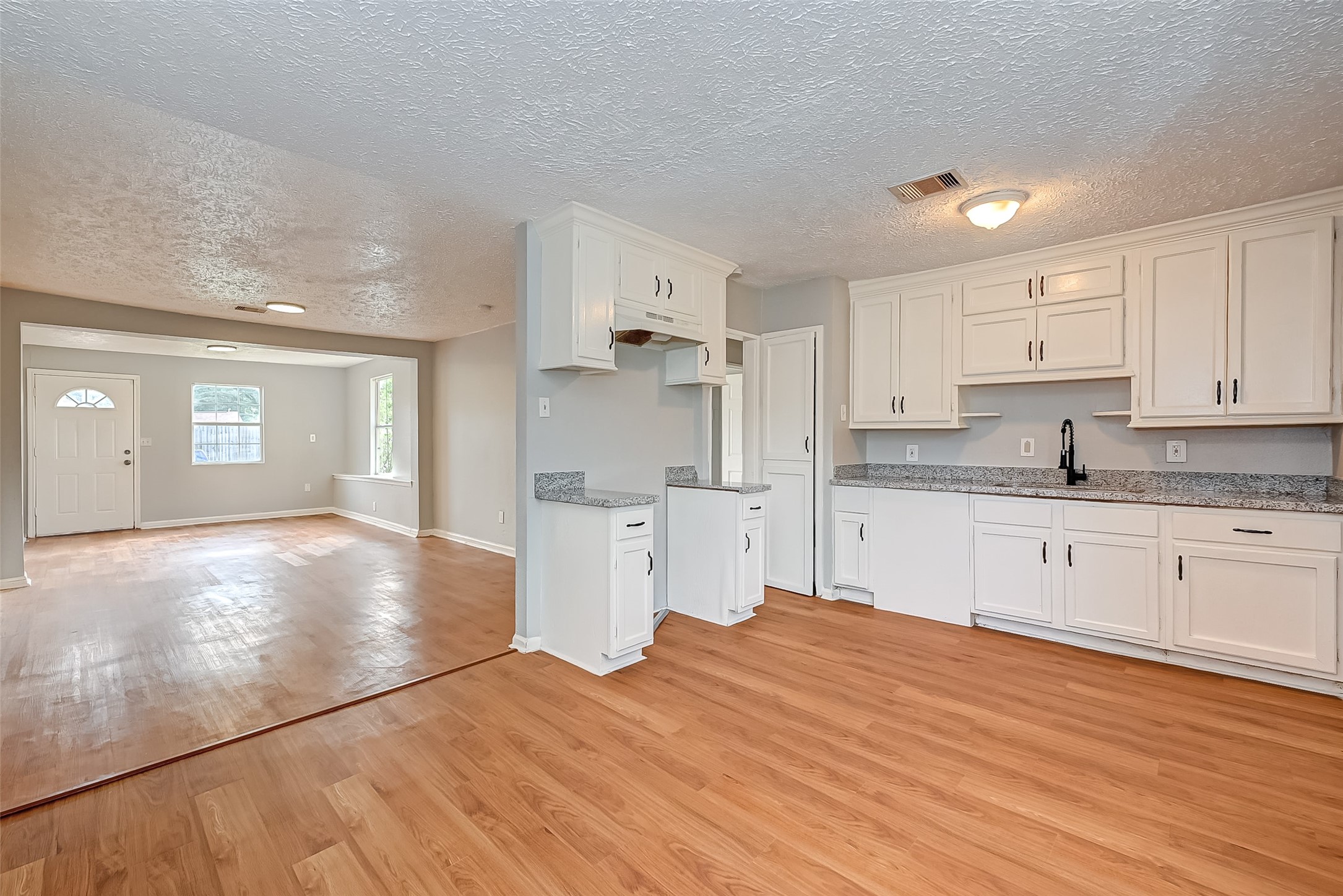 7946 Jutland Road Houston, TX 77033 - Photo 5 of 11