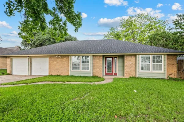 $289,900 | 204 Overcrest Drive, Benbrook, TX 76126