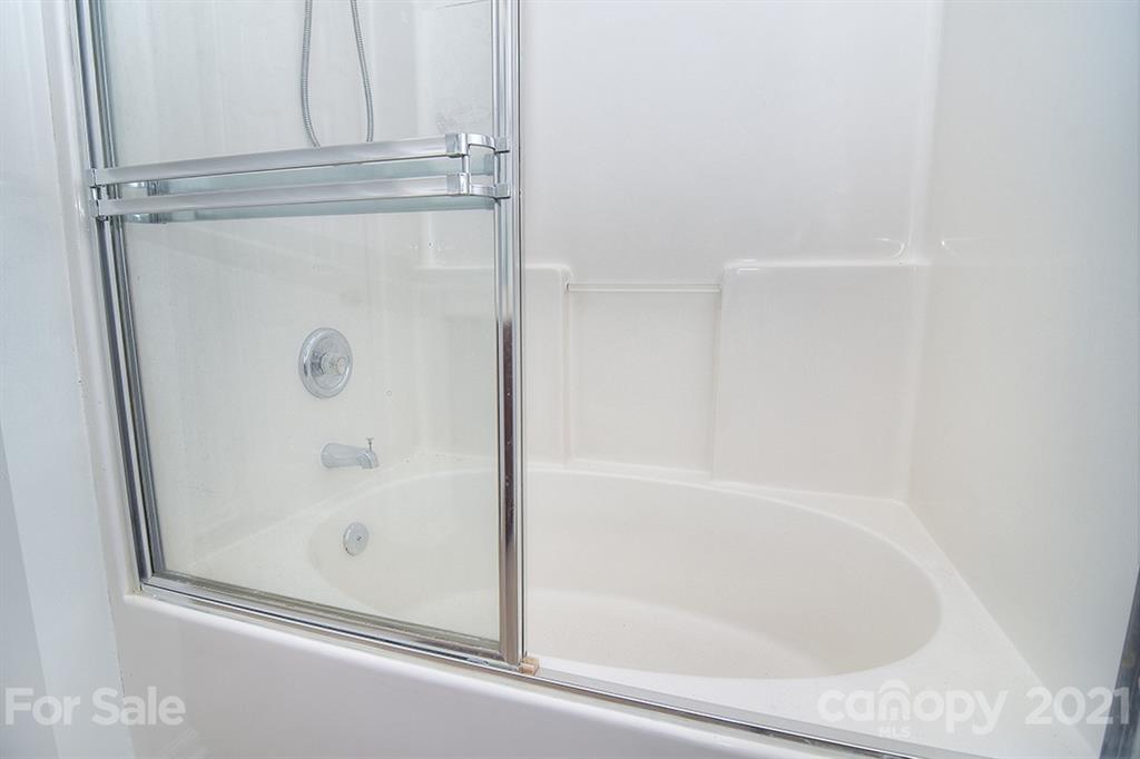 610 Raphael Place Charlotte, NC 28205 - Photo 19 of 27 a bathroom with bathtub