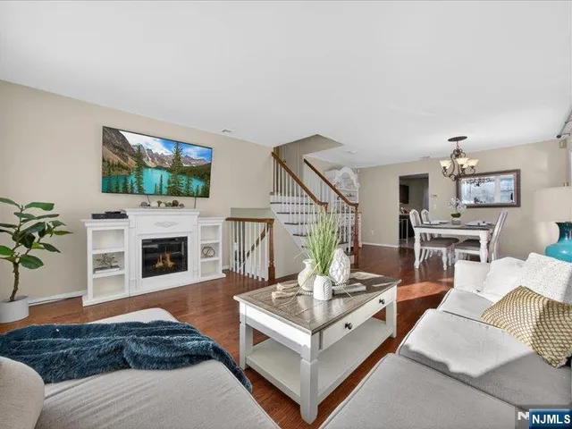 $749,900 | 33 Sherwood Drive, Ramsey, NJ 07446