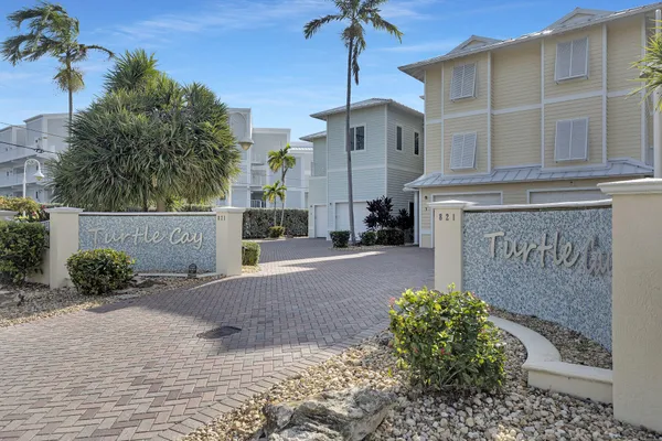 $1,649,000 | 821 West Ocean Drive, Unit 3, Key Colony Beach, FL 33051