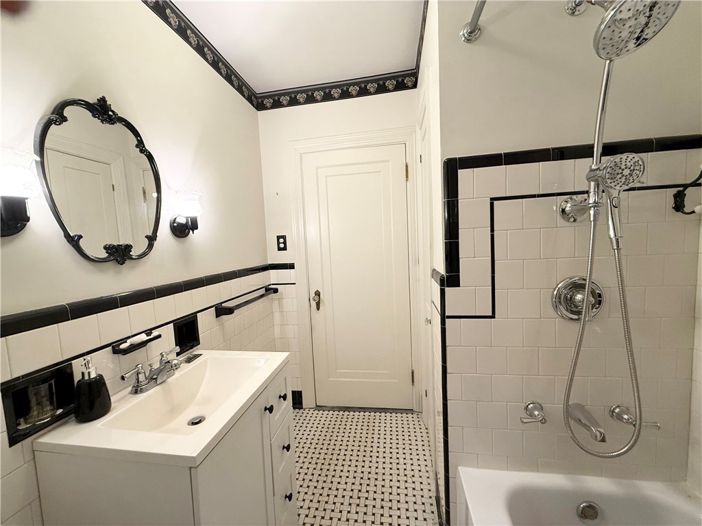 27 Shean Street Cranston, RI 02920 - Photo 11 of 33